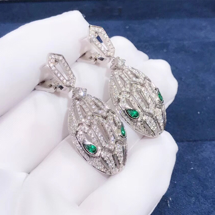 Boucles d'oreilles Bvlgari Serpenti sur mesure en or blanc 18 carats avec yeux émeraude et diamants pavés