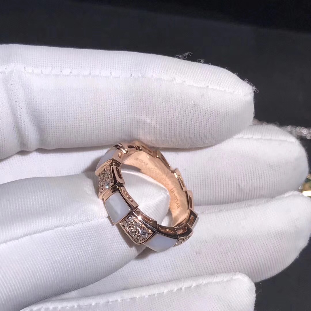 Bague Bulgari Serpenti Viper personnalisée en or rose 18 carats avec nacre et diamants pavés
