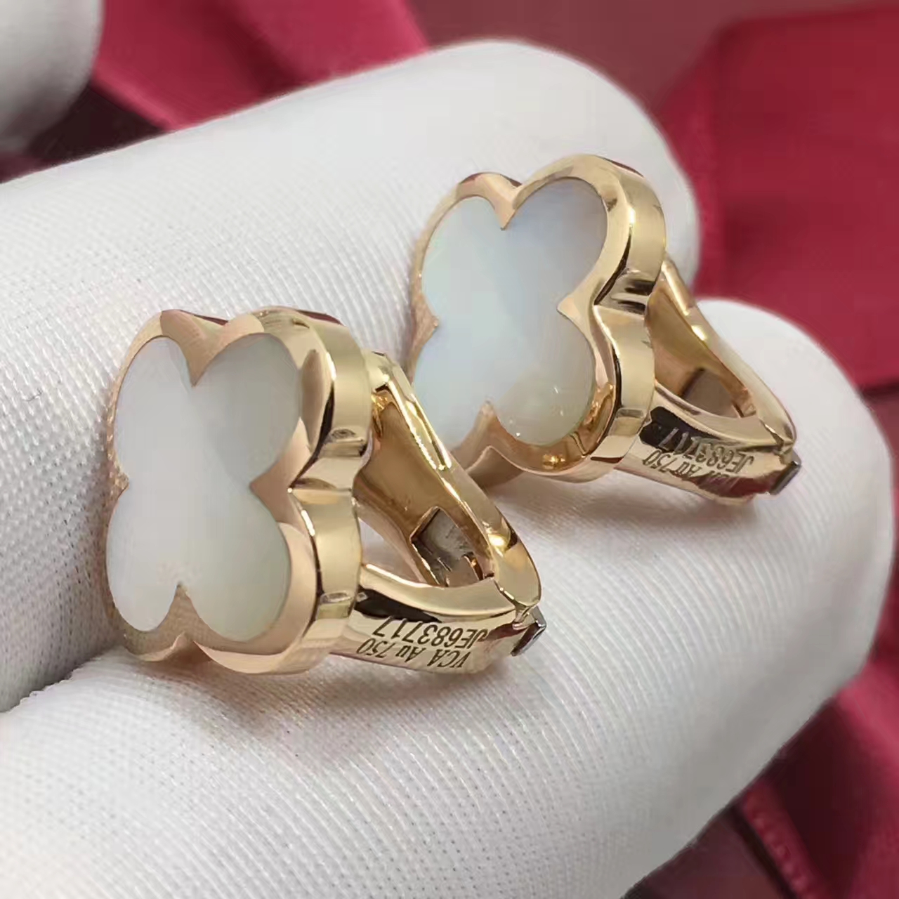 فان كليف & أقراط Arpels Pure Alhambra مصنوعة خصيصًا من الذهب الأصفر عيار 18 قيراطًا وعرق اللؤلؤ