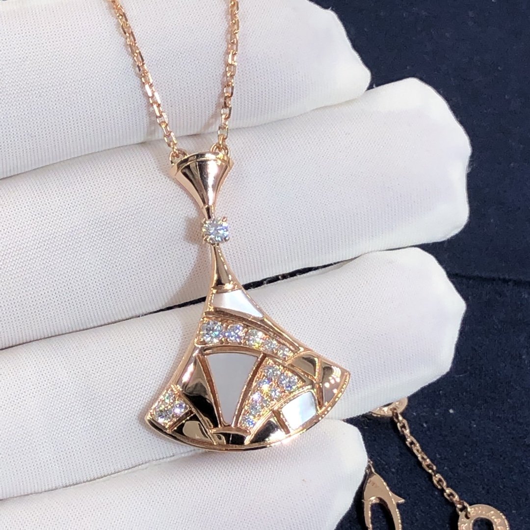 تخصيص مغنيات بولغري’ عقد دريم من 18 قيراط وردي مع عرق اللؤلؤ,ماسة واحدة وماسات بافيه