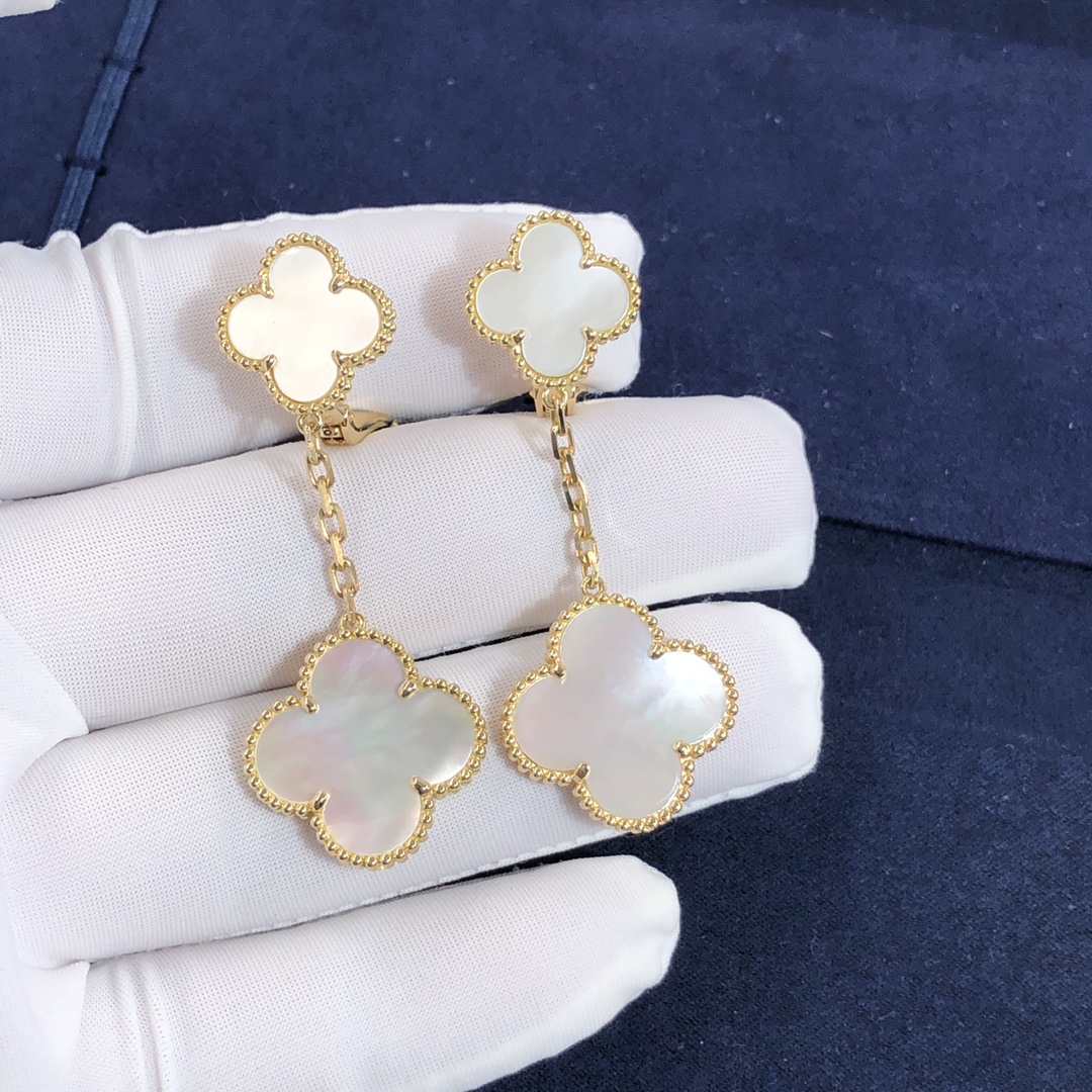 فان كليف صنع حسب الطلب & أقراط Arpels Magic Alhambra مع 2 زخارف من عرق اللؤلؤ من الذهب الأصفر عيار 18 قيراطًا