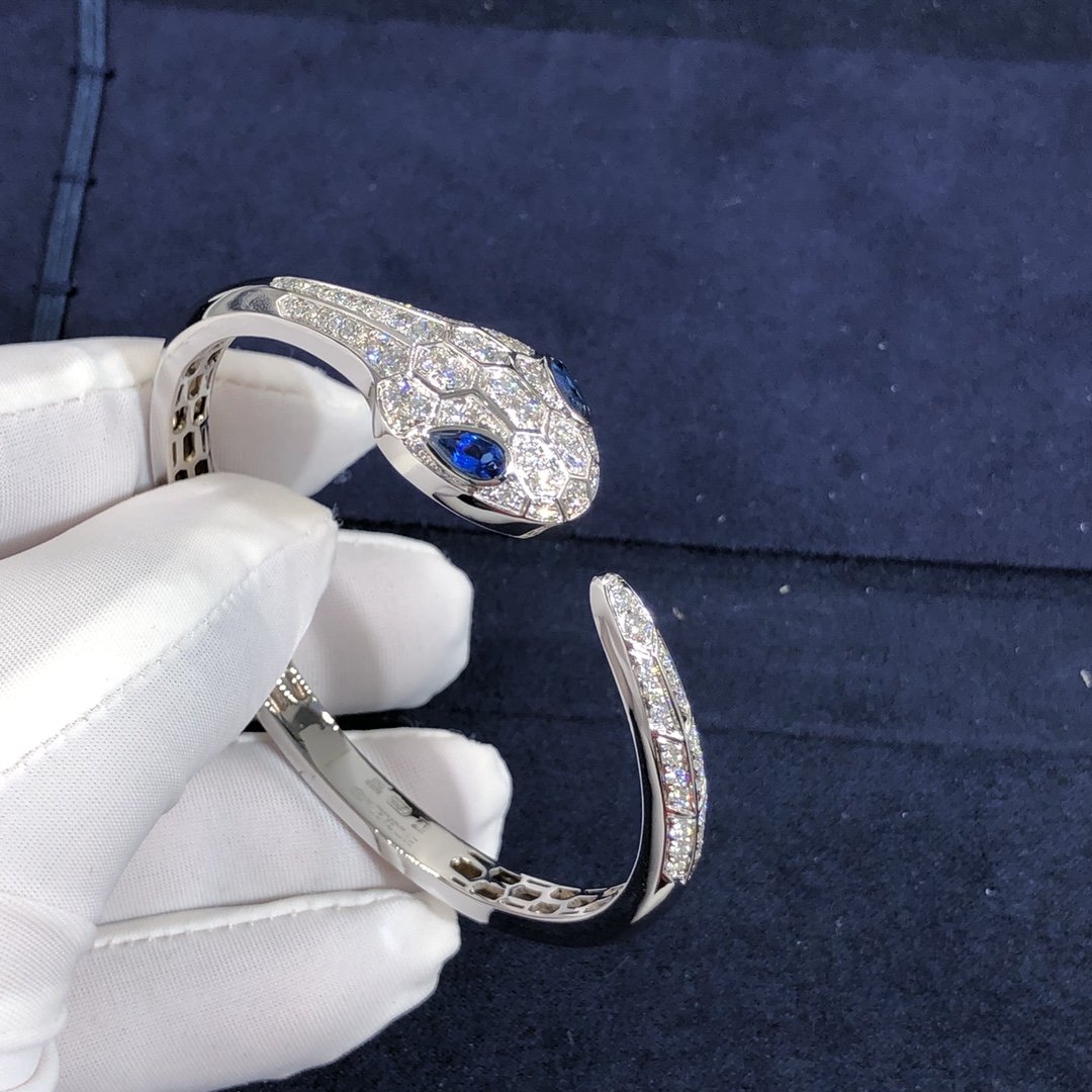 Bracelet Bvlgari Serpenti sur mesure en or blanc 18 carats avec yeux saphir et diamants pavés