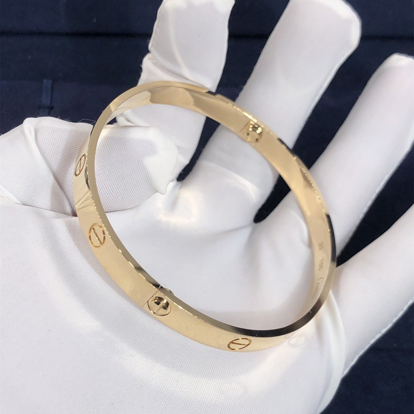 Bracelet Love Cartier sur mesure en or jaune 18 carats