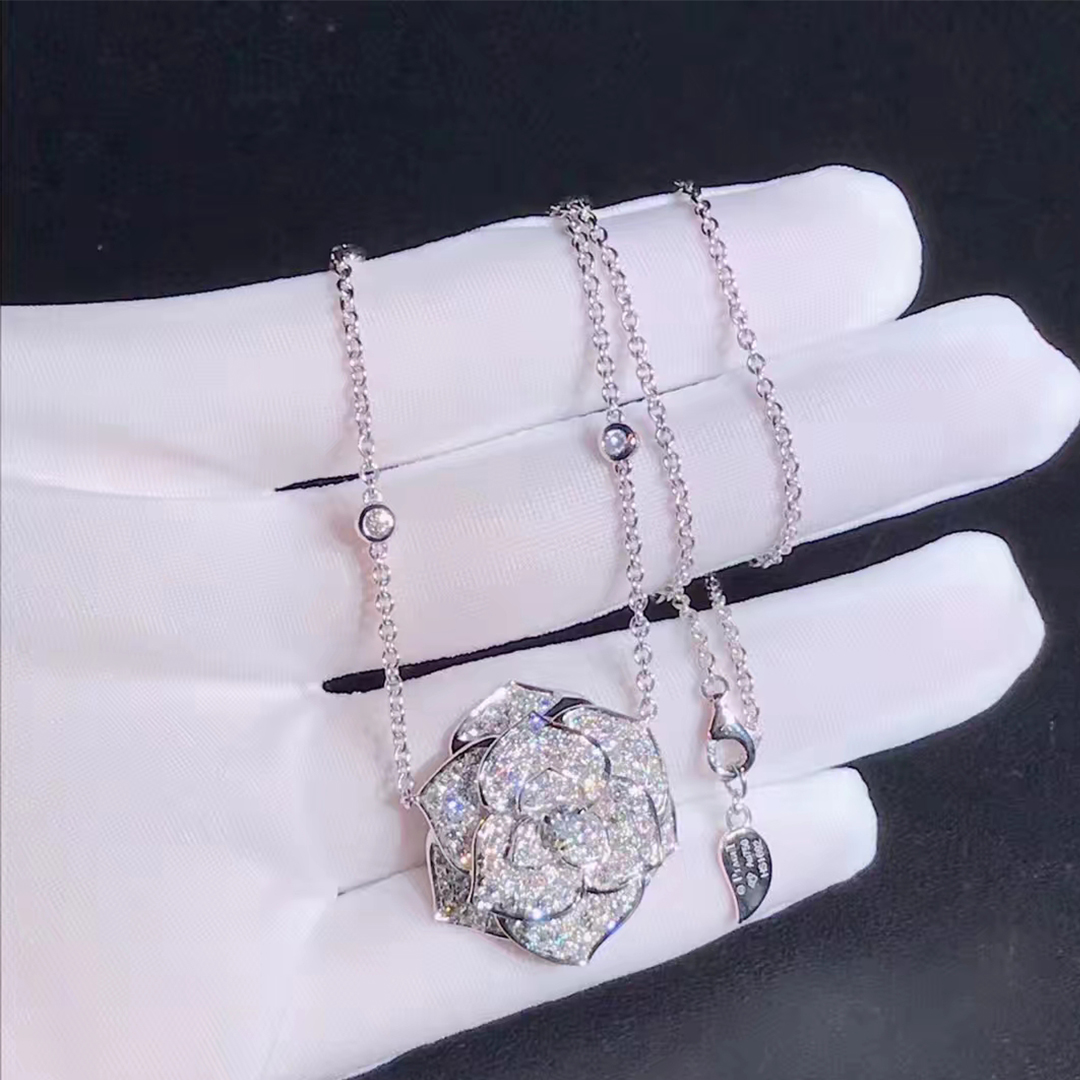 Collier pendentif Piaget Rose sur mesure en or blanc 18 carats serti de 118 Diamants