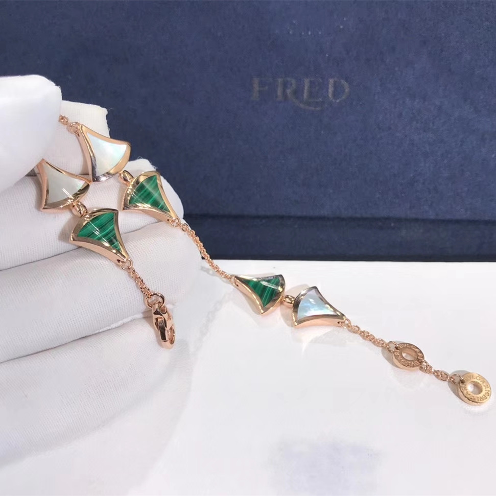 Divas Bvlgari’ Bracelet de rêve fait sur mesure en or rose 18 carats avec des éléments en malachite et en nacre
