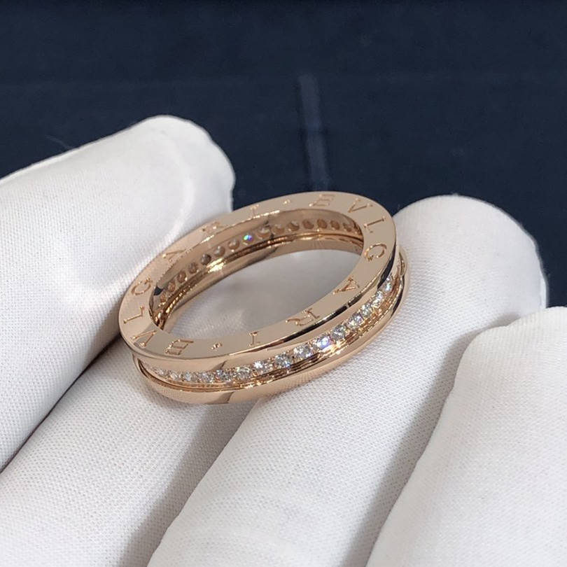 Bulgari Dedicata une alliance Venezia sur mesure en or rose 18 carats avec pavé de diamants