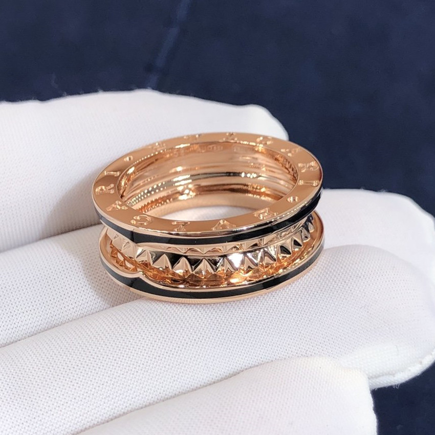 Bulgari B.zero1 Rock bague à deux bandes sur mesure en or rose 18 carats avec spirale cloutée et inserts en céramique noire sur les bords