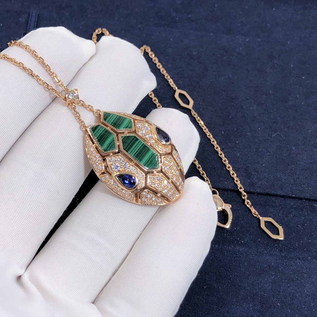 Collier Bulgari Serpenti personnalisé en or rose 18 carats avec des yeux en saphir bleu,Éléments en malachite et diamants pavés sur le pendentif