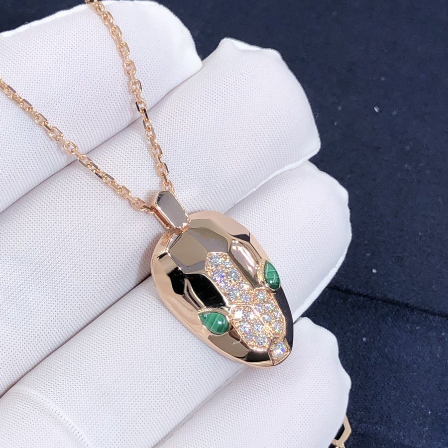 Collier Bulgari Serpenti sur mesure en or rose 18 carats avec yeux en malachite et diamants demi-pavé