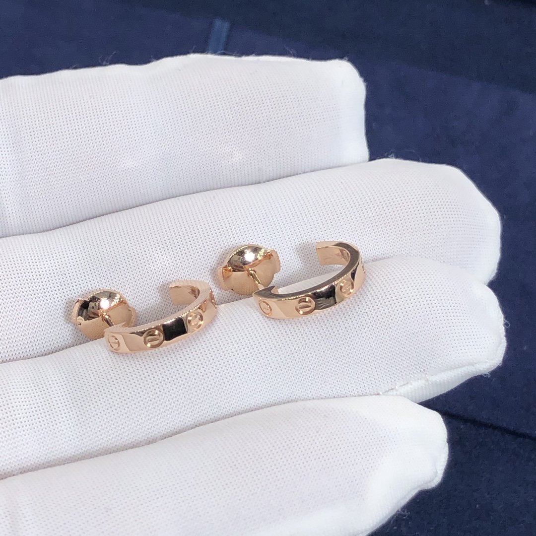 أقراط كارتييه لوف مخصصة مصنوعة من الذهب الوردي عيار 18 قيراطًا