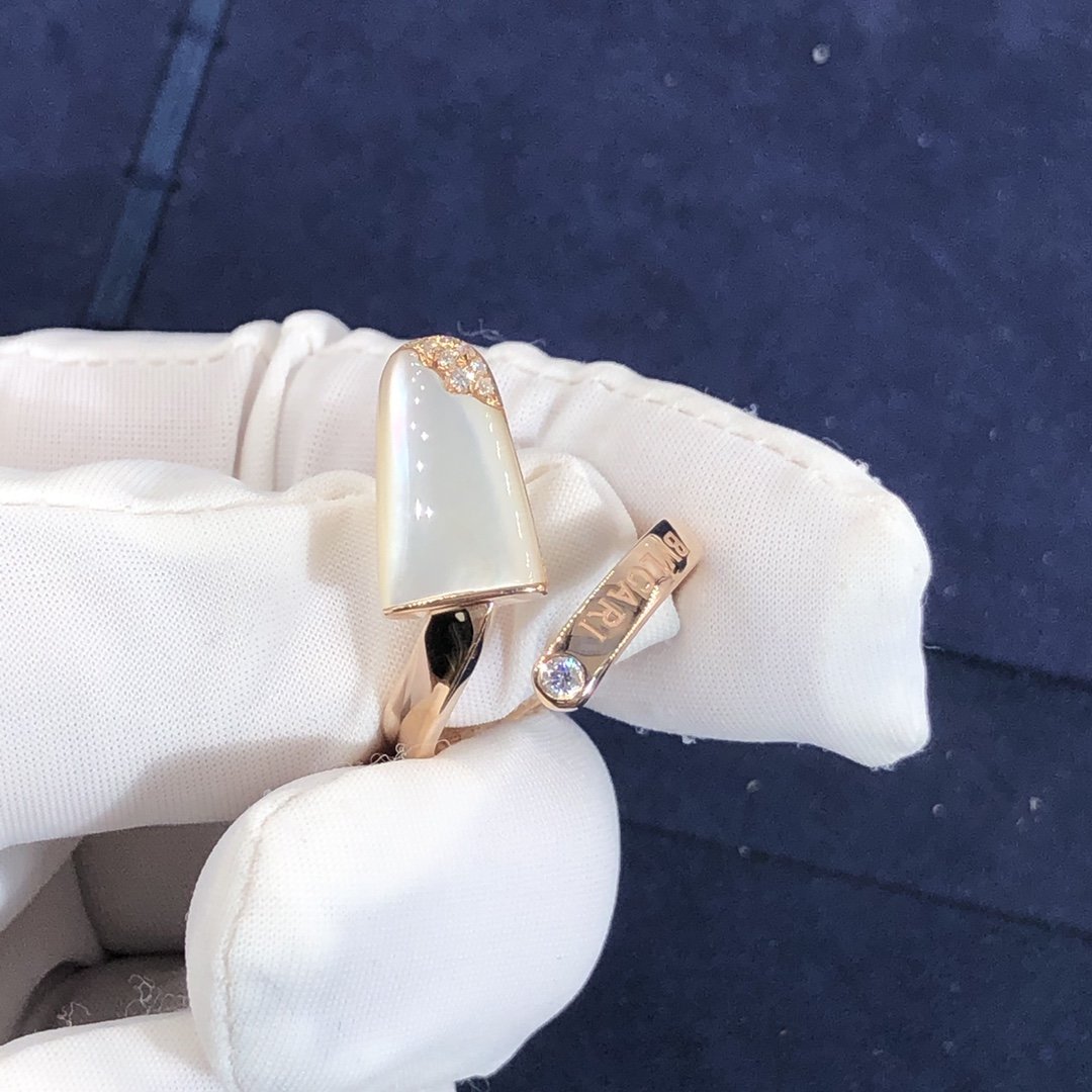 خاتم بلغاري جيلاتي بلغاري جيلاتي مصنوع خصيصًا من الذهب الوردي عيار 18 قيراط مرصع بعرق اللؤلؤ والألماس