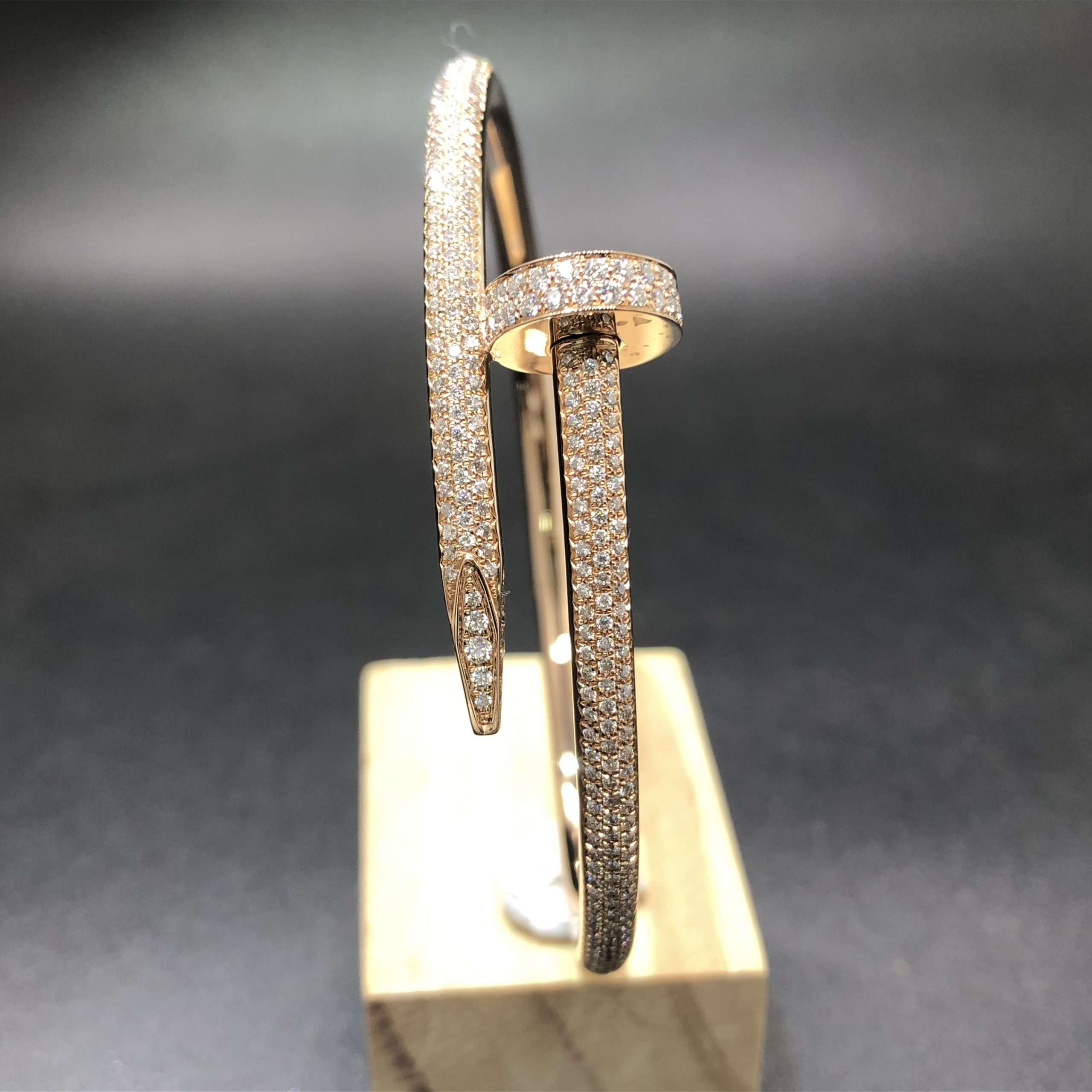 سوار كارتييه جوست أون كلو مخصص مصنوع من الذهب الوردي عيار 18 قيراط والألماس المرصوف