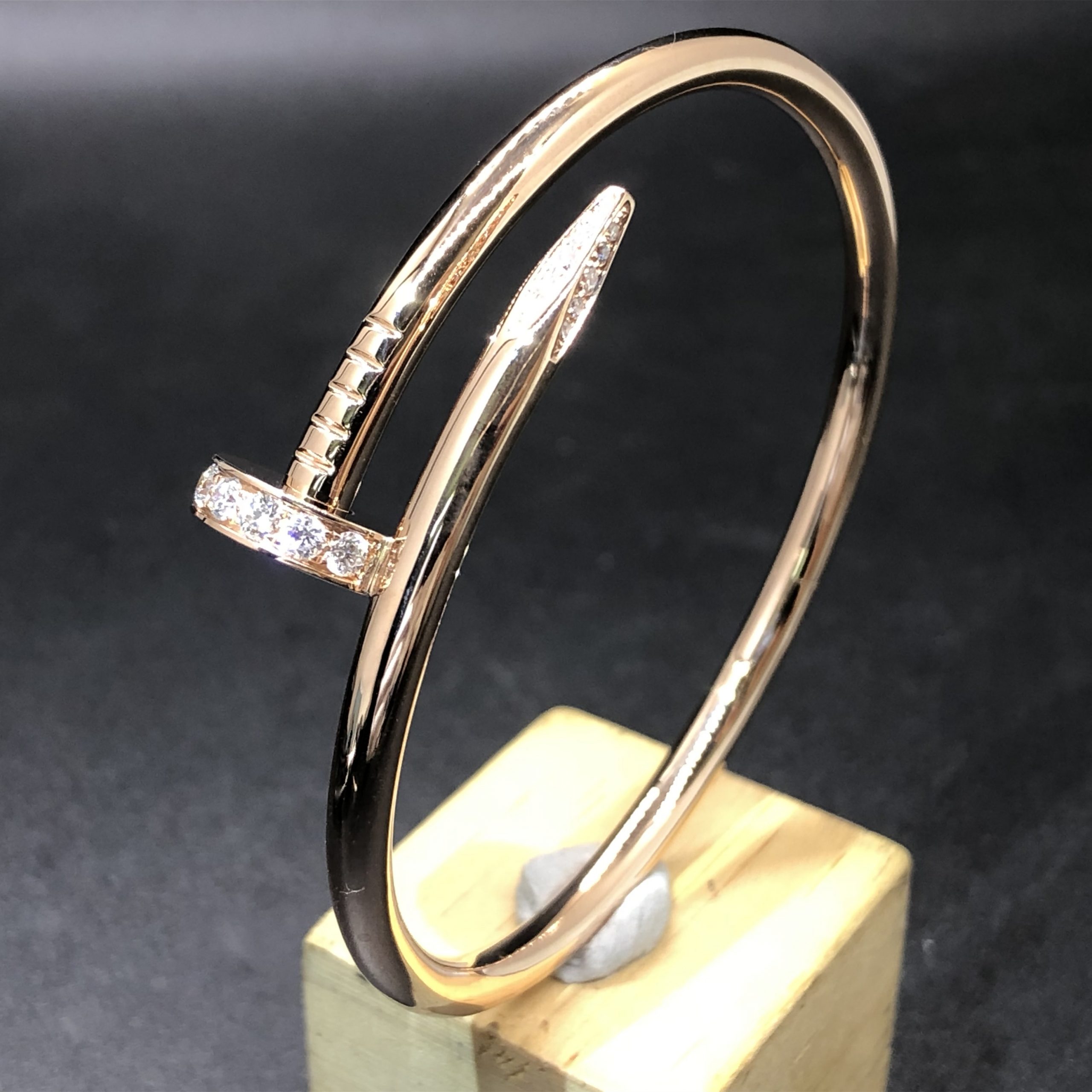 سوار كارتييه Juste un Clou مصنوع حسب الطلب من الذهب الوردي عيار 18 قيراطًا والألماس