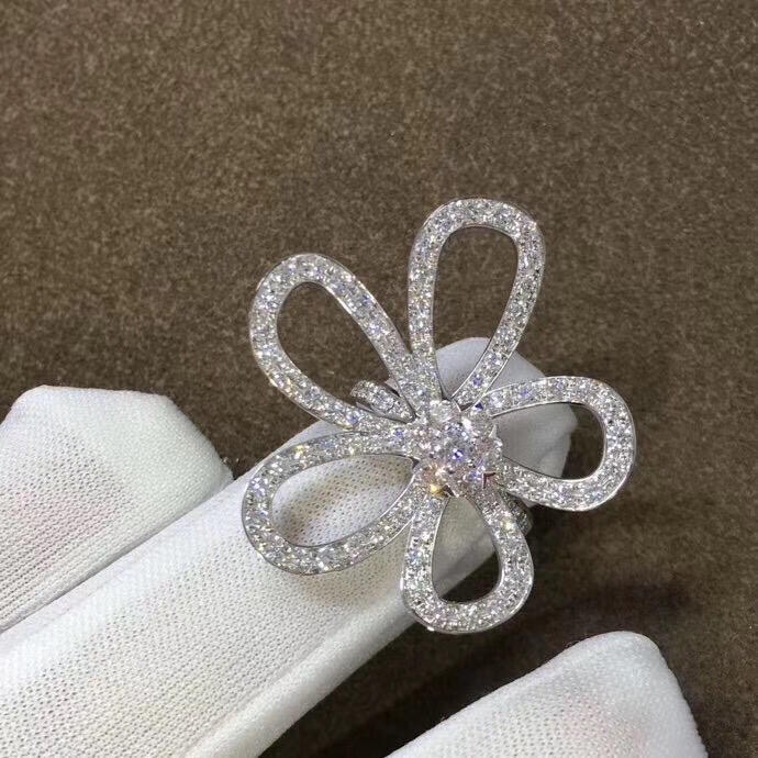 Van Cleef sur mesure & Bague Flowerlace Arpels en or blanc 18 carats avec diamants