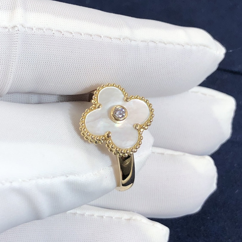 Van Cleef & Bague Arpels Vintage Alhambra sur mesure en or jaune 18 carats,Nacre avec un diamant