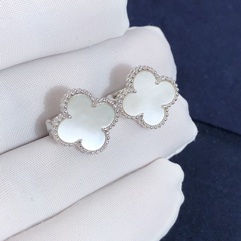 Van Cleef sur mesure & Clous d'oreilles Arpels Sweet Alhambra en or blanc 18 carats et nacre blanche