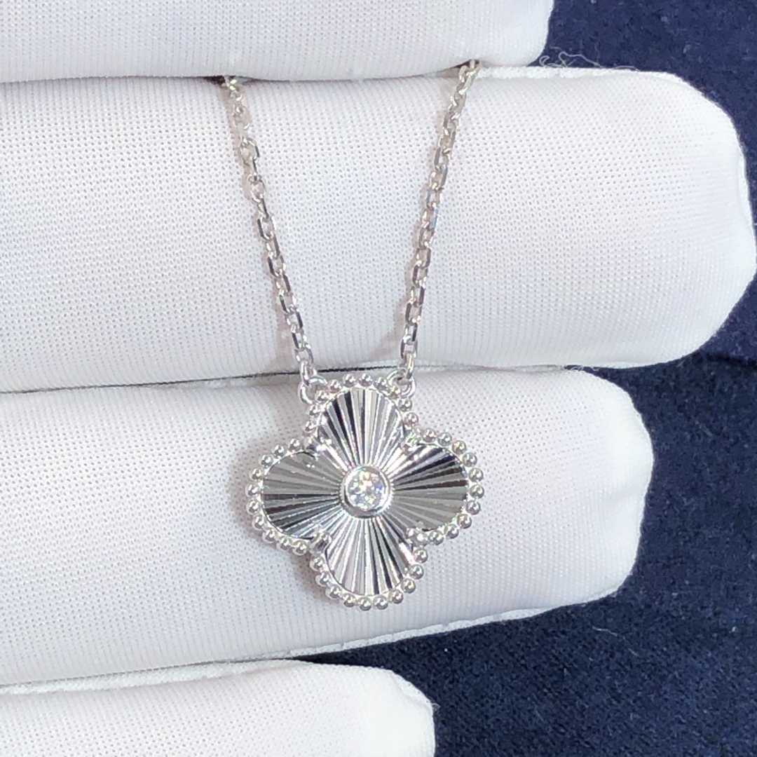 Van Cleef & Pendentif Arpels Vintage Alhambra fait sur mesure en or blanc guilloché avec 1 diamant