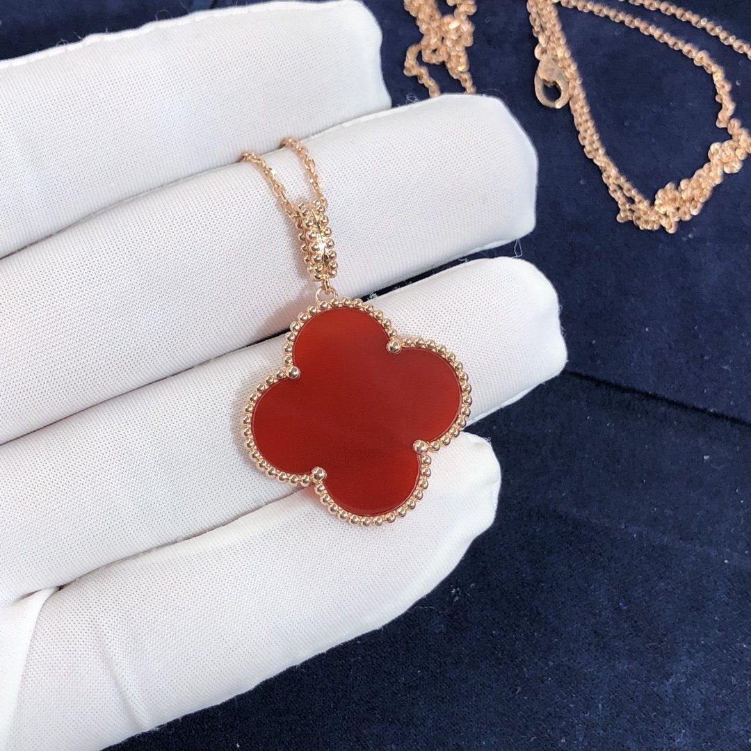 فان كليف & قلادة Arpels Magic Alhambra 1 Motif مصنوع خصيصًا من الذهب الوردي عيار 18 قيراطًا مع Carnelian and Prince Edition