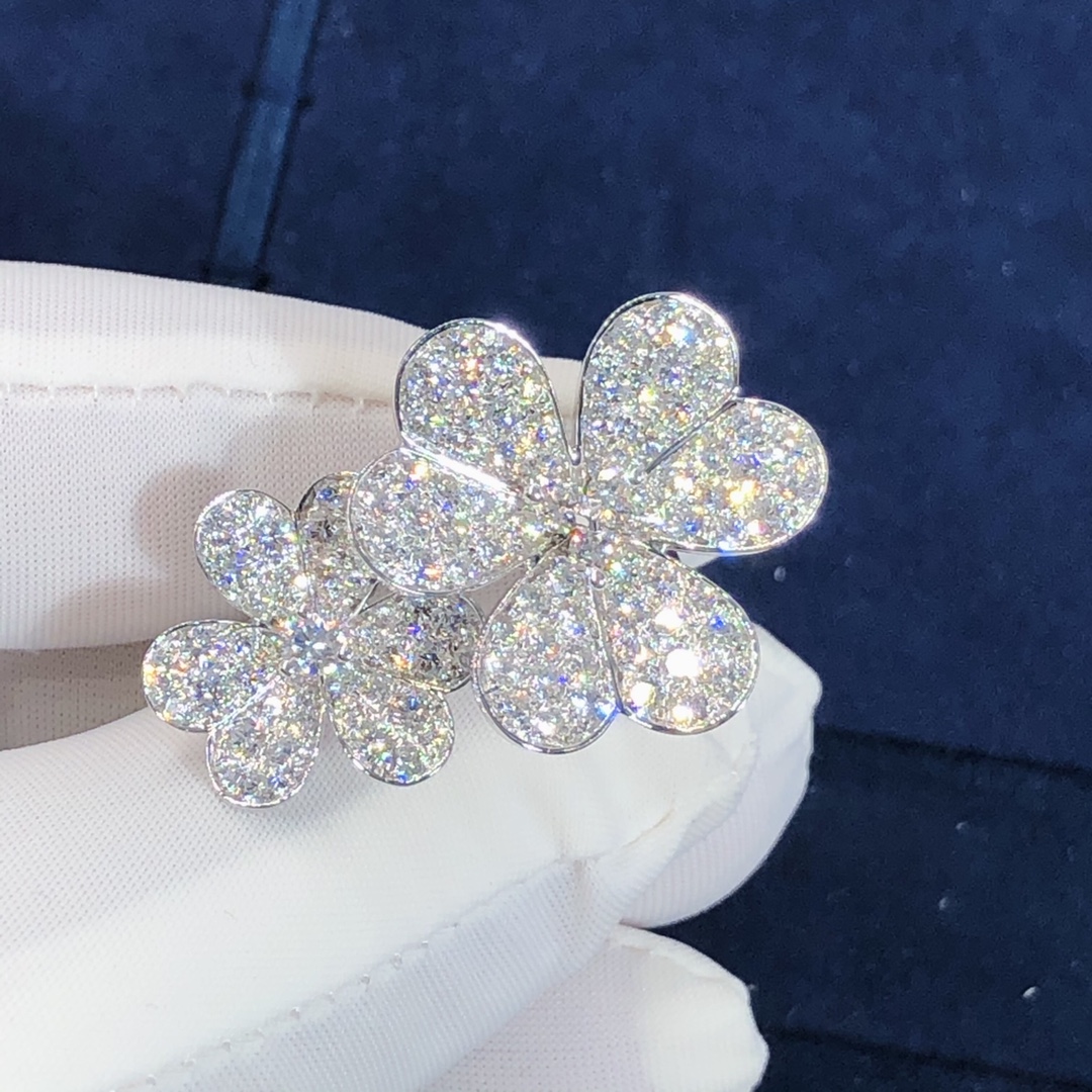 Frivole VCA sur mesure entre l'anneau de doigt en or blanc 18 carats avec diamants pavés