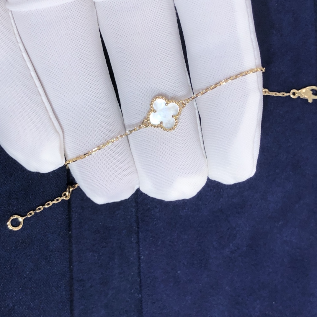 Van Cleef & Bracelet Arpels Sweet Alhambra sur mesure en or jaune 18 carats serti de nacre