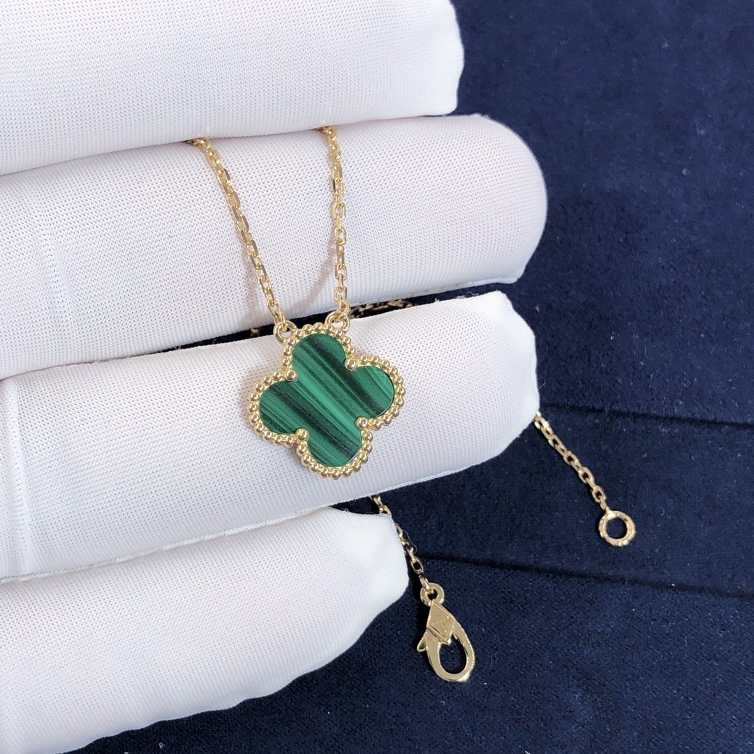 فان كليف & قلادة Arpels Vintage Alhambra مصنوعة خصيصًا من الذهب الأصفر عيار 18 قيراطًا مع الملكيت