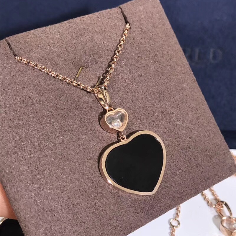 Collier Chopard Happy Hearts sur mesure en or rose 18 carats avec un diamant et onyx