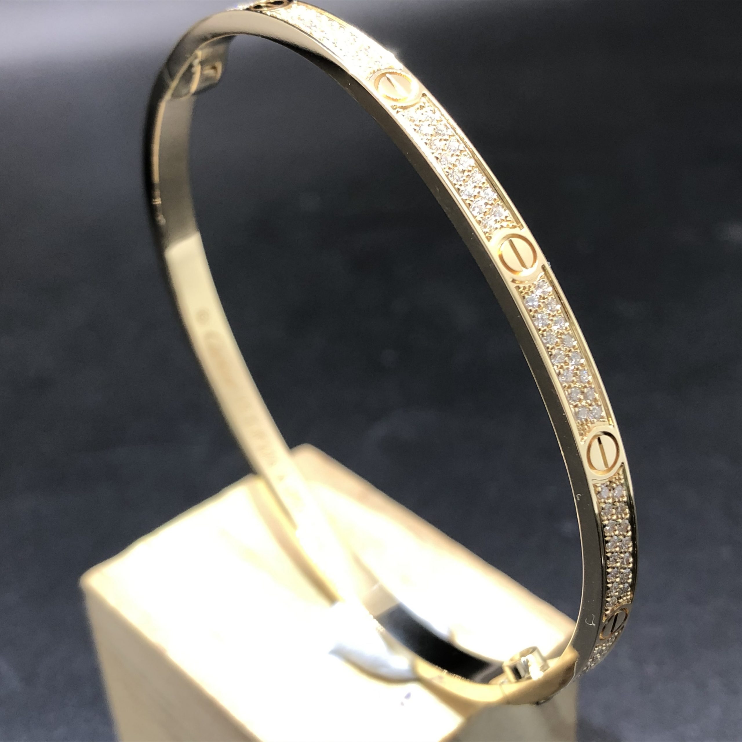 سوار كارتييه لوف صغير مصنوع حسب الطلب من الذهب الأصفر عيار 18 قيراط مرصوف بالألماس