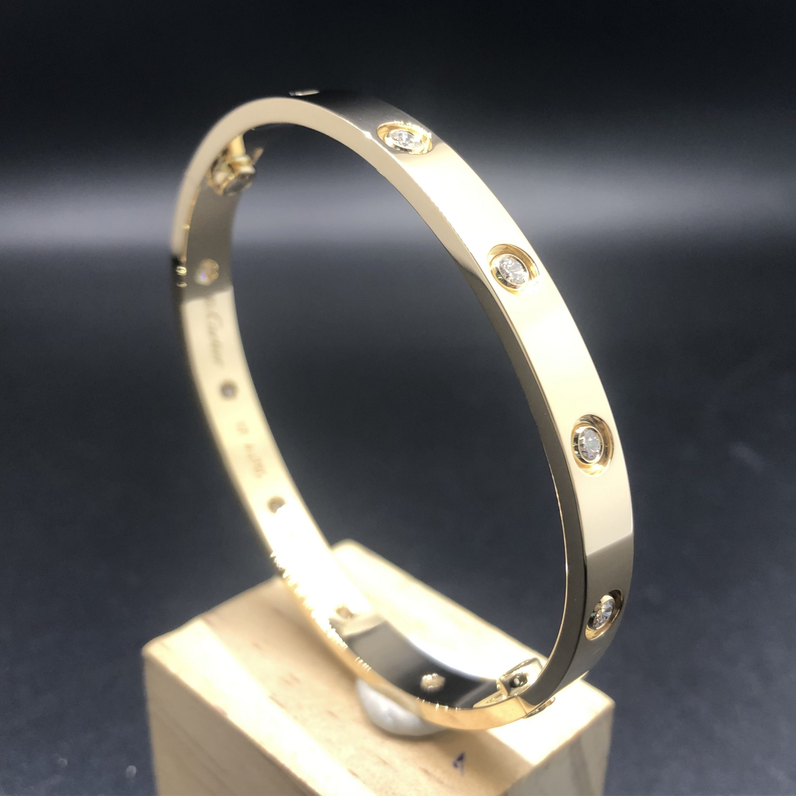 سوار الحب كارتييه المصنوع حسب الطلب من الذهب الأصفر عيار 18 قيراطًا 10 الماس