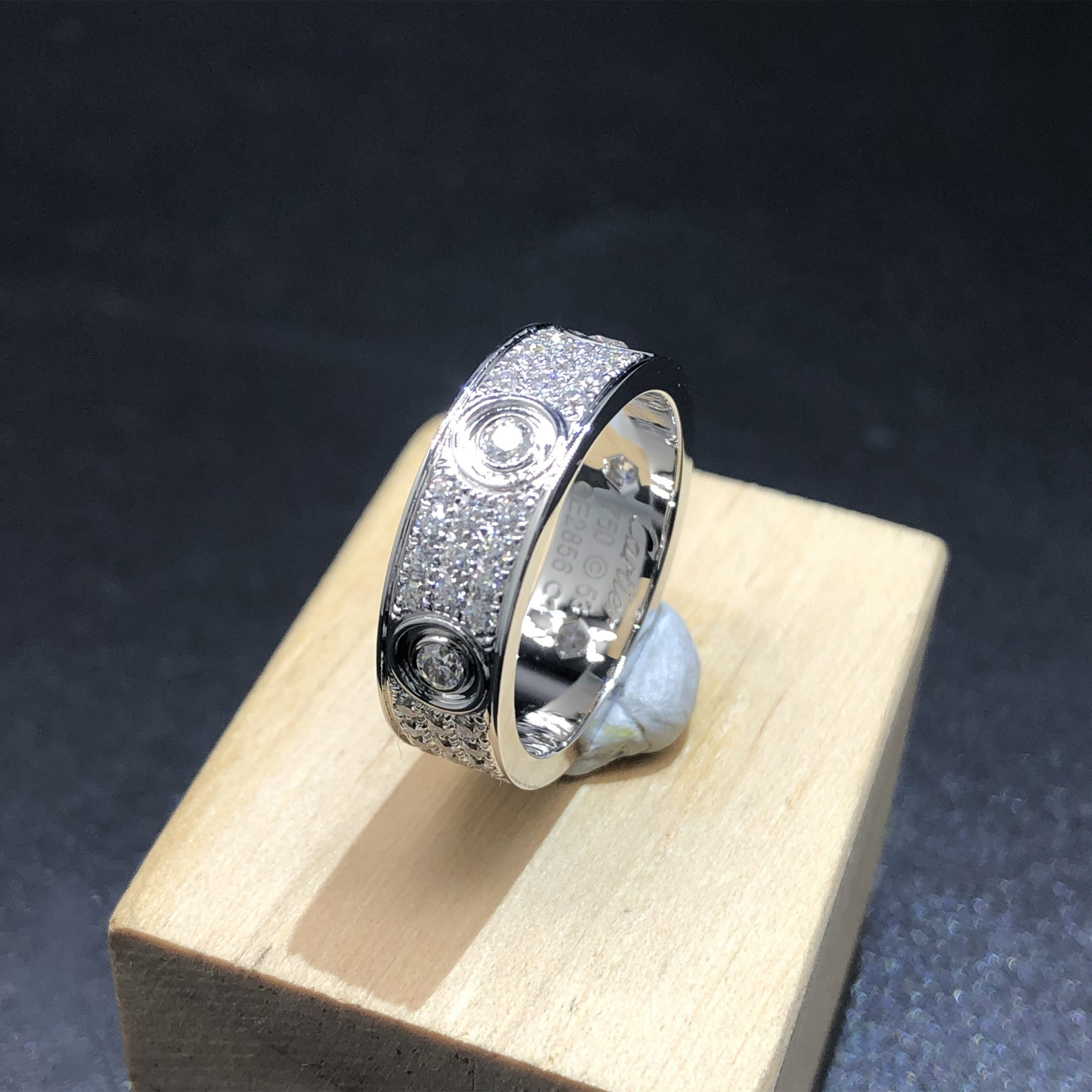 خاتم الحب كارتييه مخصص مصنوع من الذهب الأبيض عيار 18 قيراط مرصع بالألماس بقطع بريانت