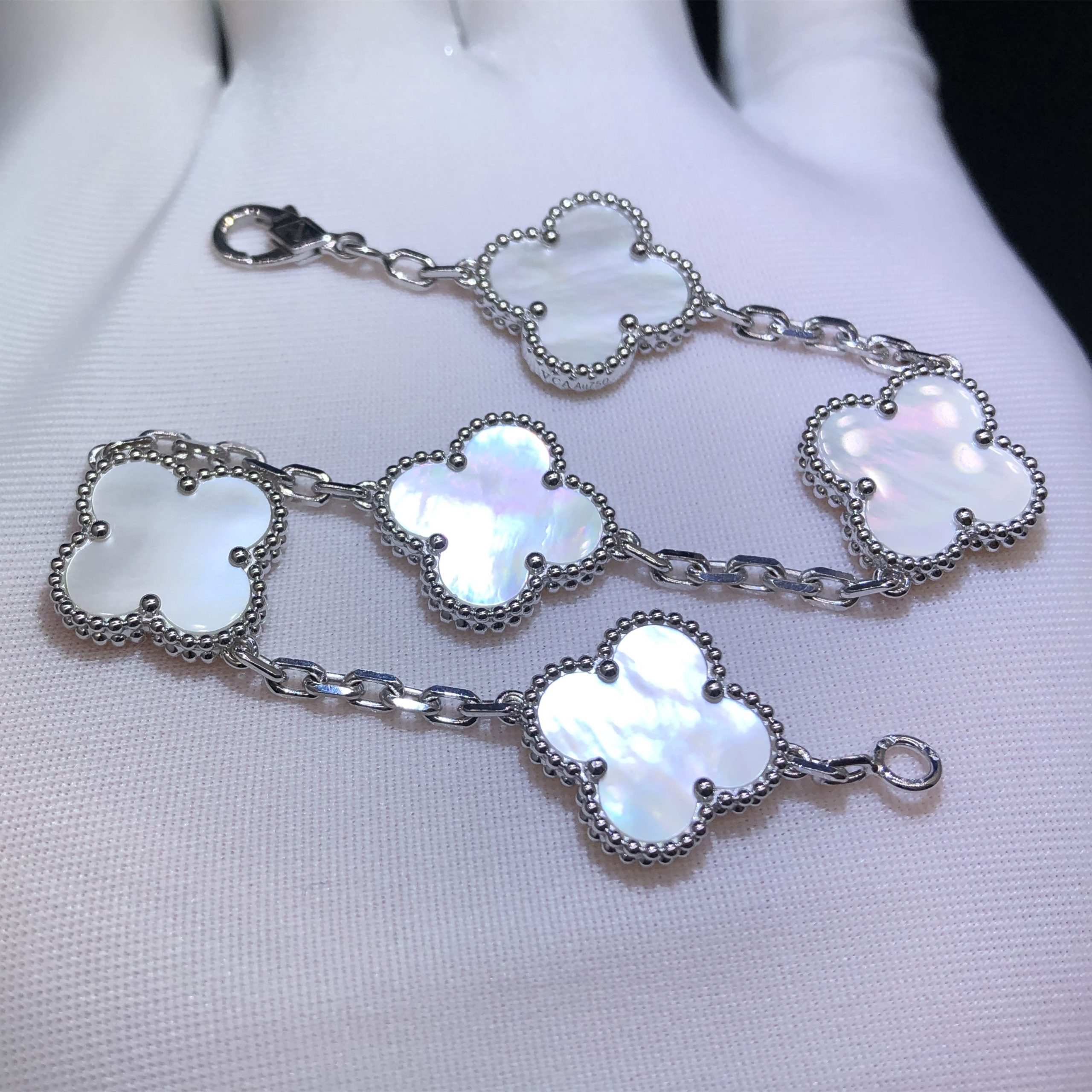 Van Cleef & Arpels Vintage Alhambra 5 Bracelet Motifs sur mesure en or blanc 18 carats avec nacre