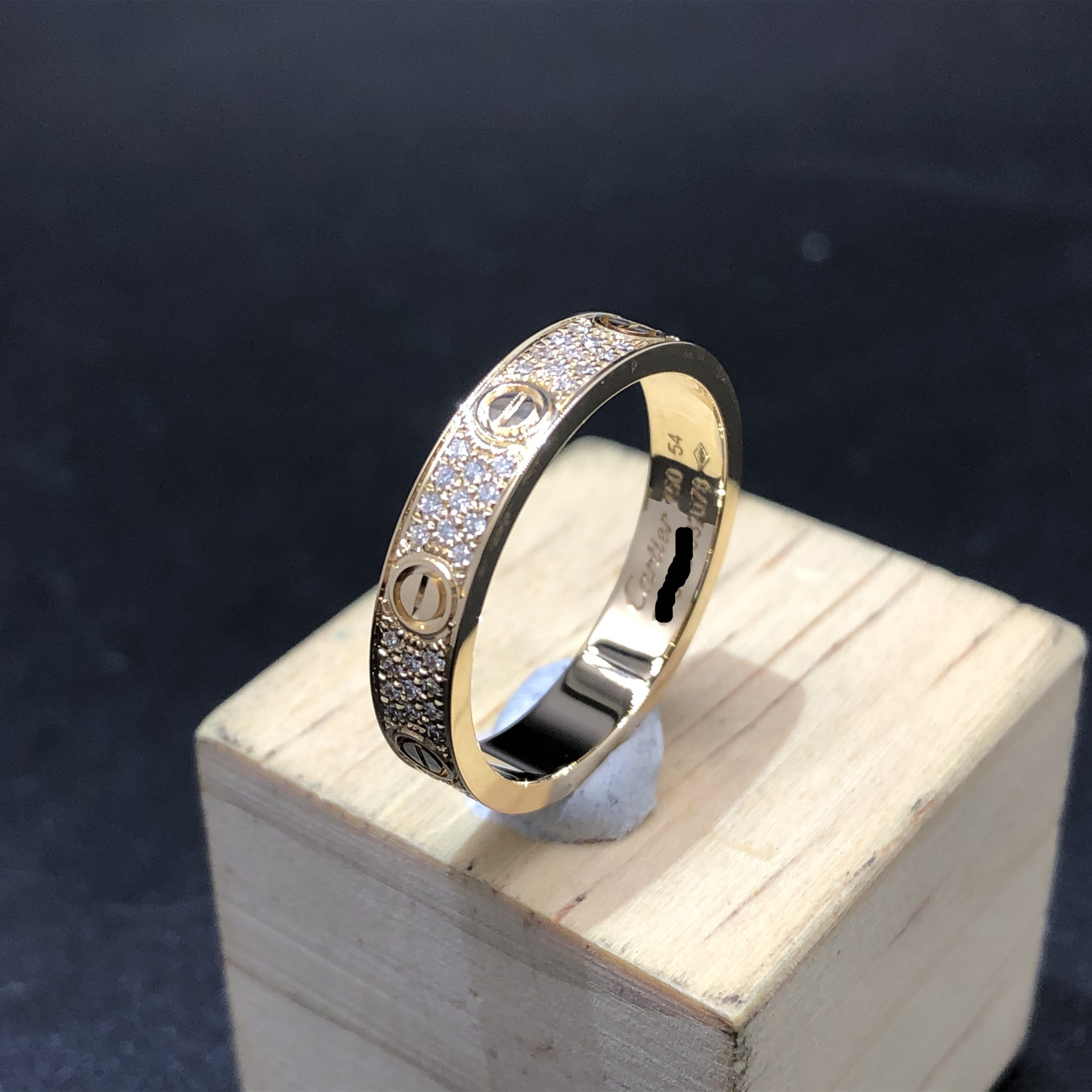 خاتم حب كارتييه مصنوع خصيصًا من الذهب الأصفر عيار 18 قيراط مرصوف بالألماس