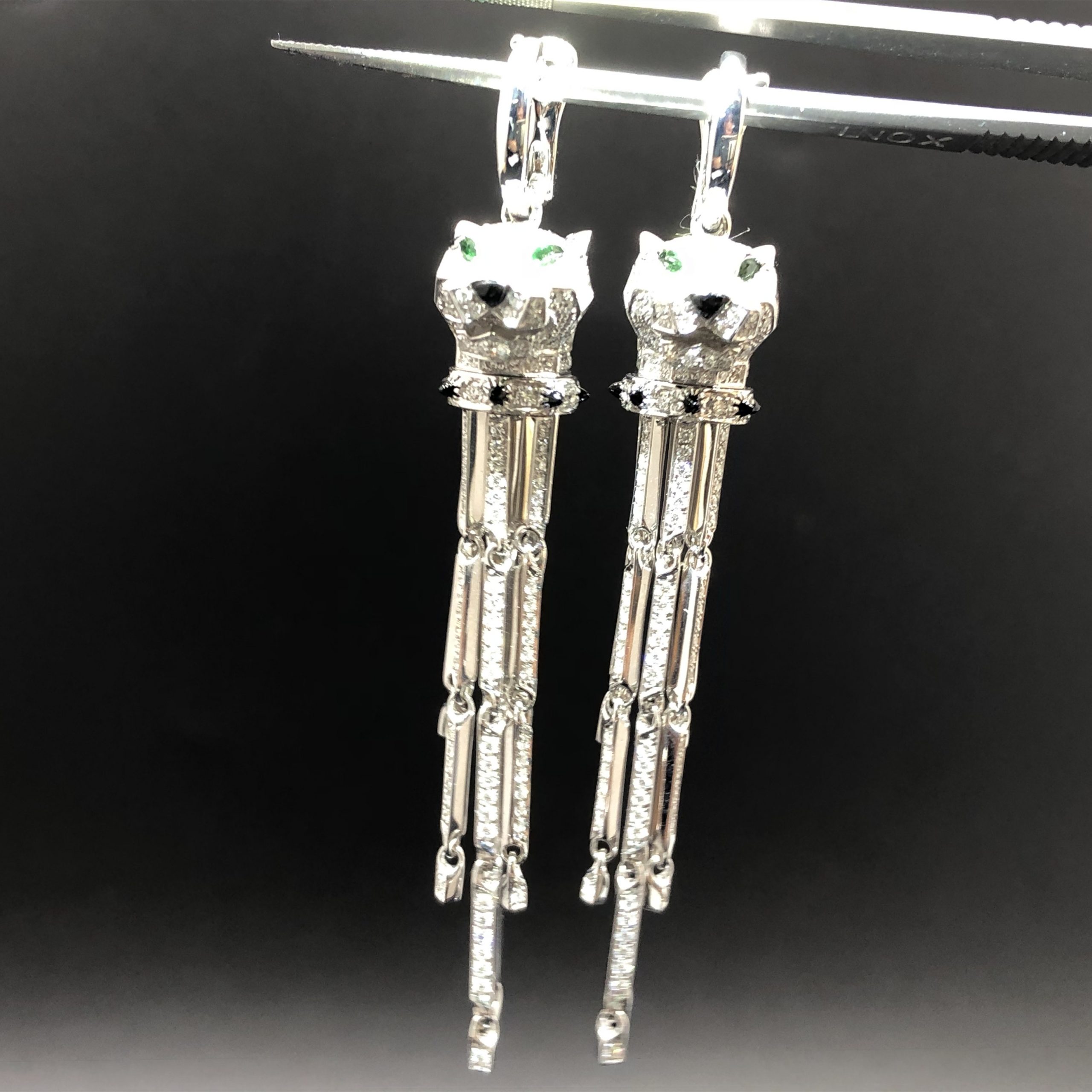 أقراط Panthère De Cartier من الذهب الأبيض عيار 18 قيراطًا,مع الزمرد,مرصوفة الجزع والماس