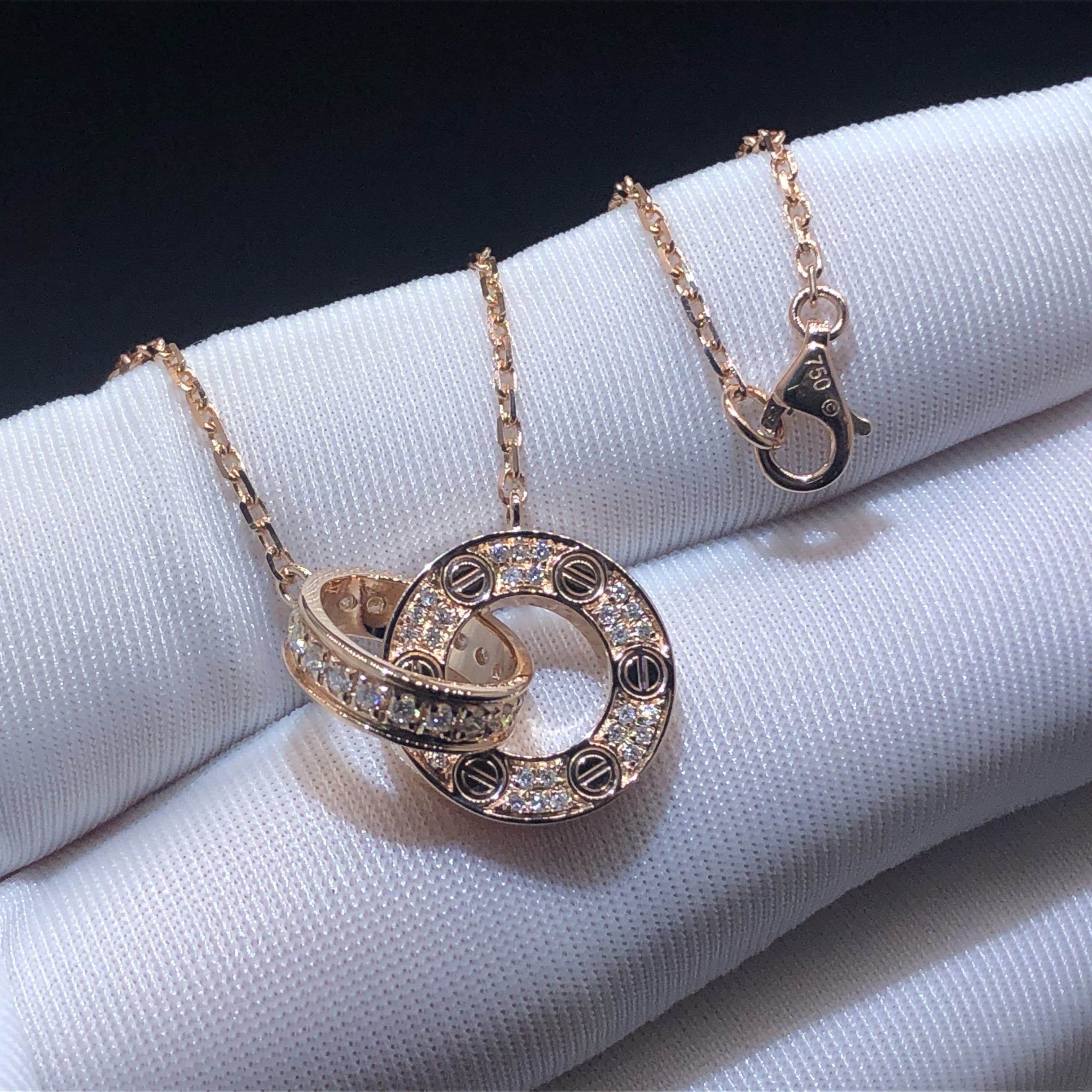 Collier Love Cartier Bague d'amour entrelacée faite sur mesure en or rose 18 carats avec diamants