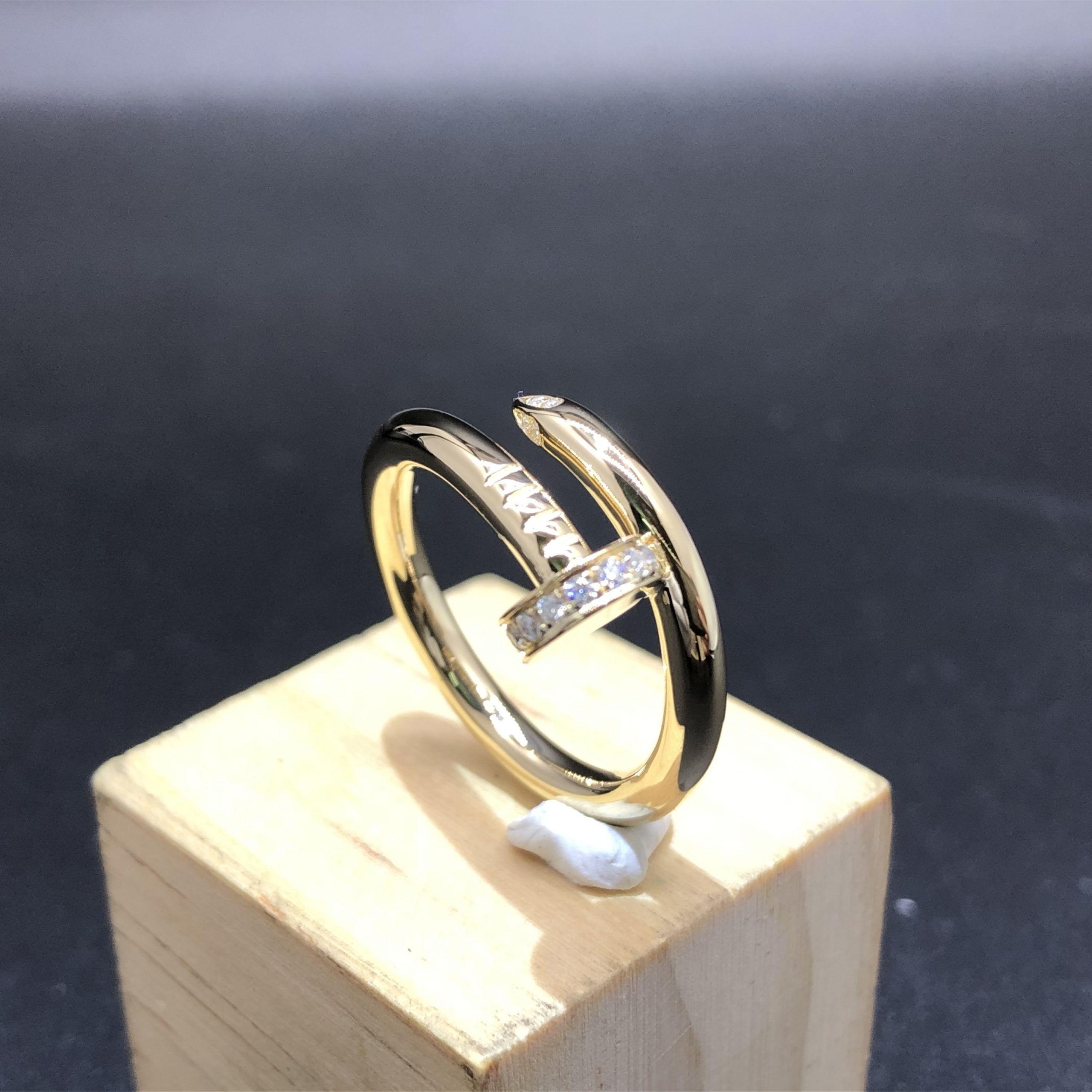 Bague Cartier Juste Un Clou sur mesure en or jaune 18 carats avec diamants