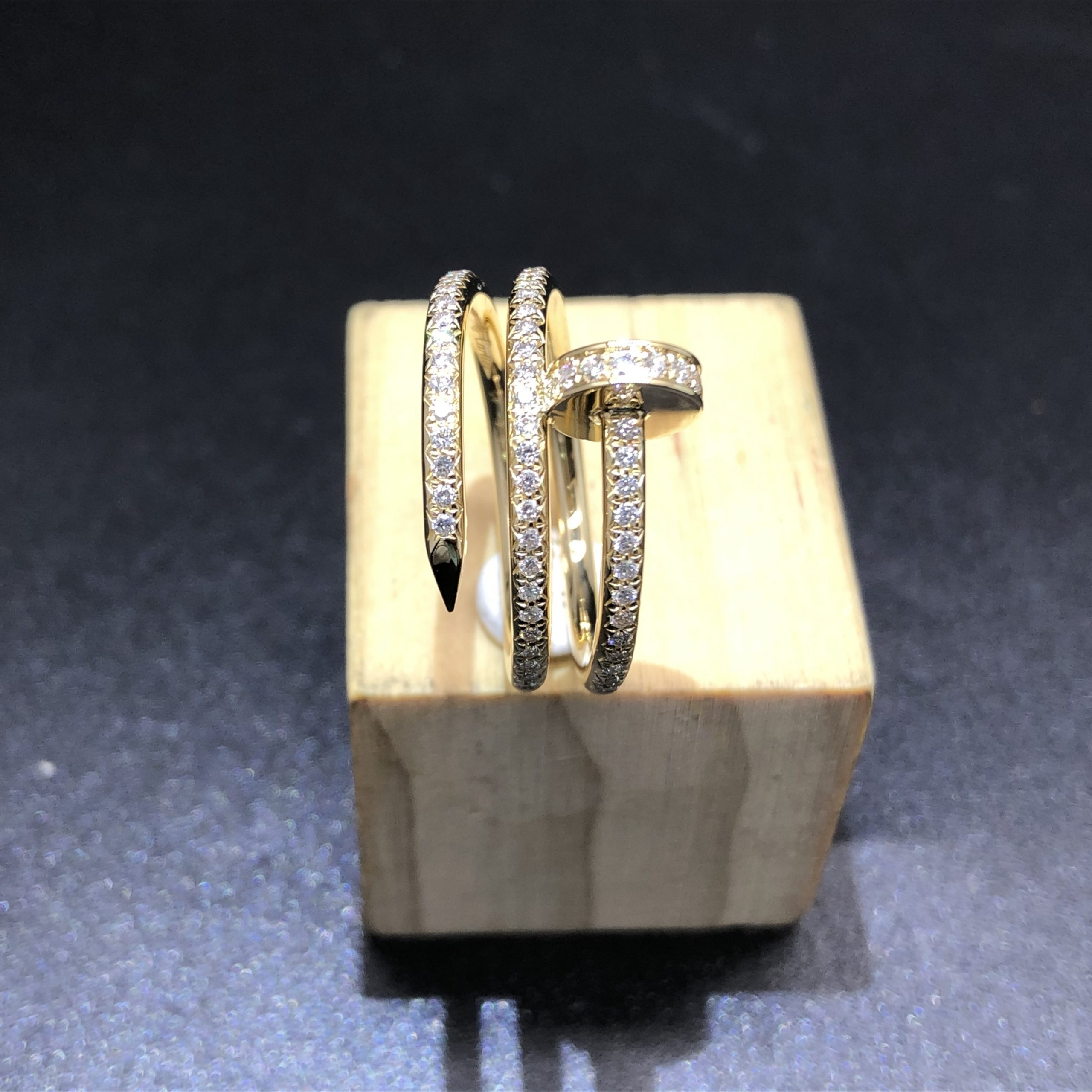 Bague Cartier Juste un Clou Triple Wrap faite sur mesure en or jaune 18 carats avec pavé de diamants