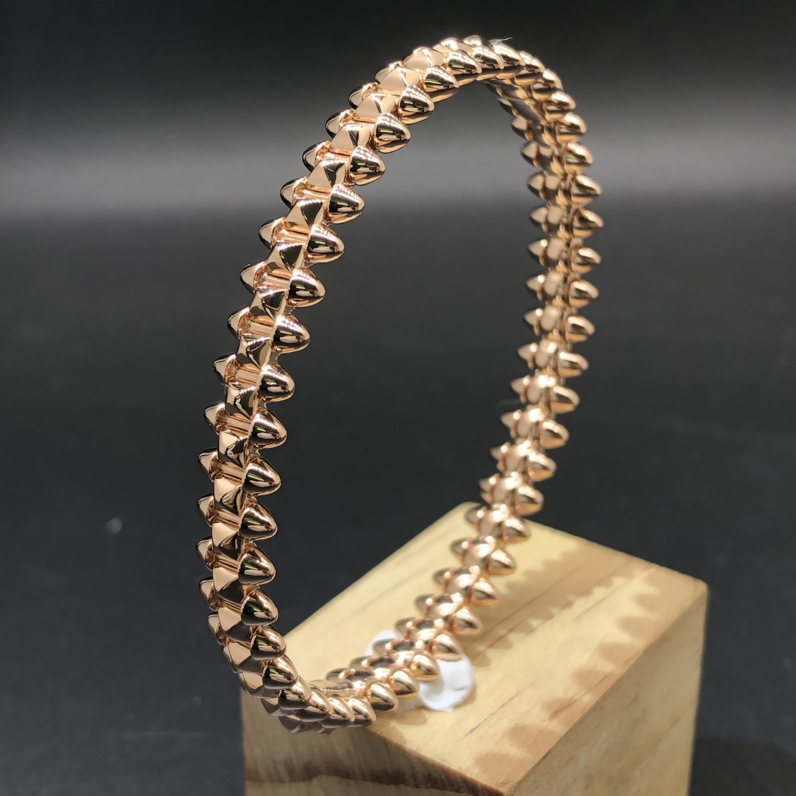 سوار Clash De Cartier مصنوع خصيصًا من الذهب الوردي عيار 18 قيراطًا