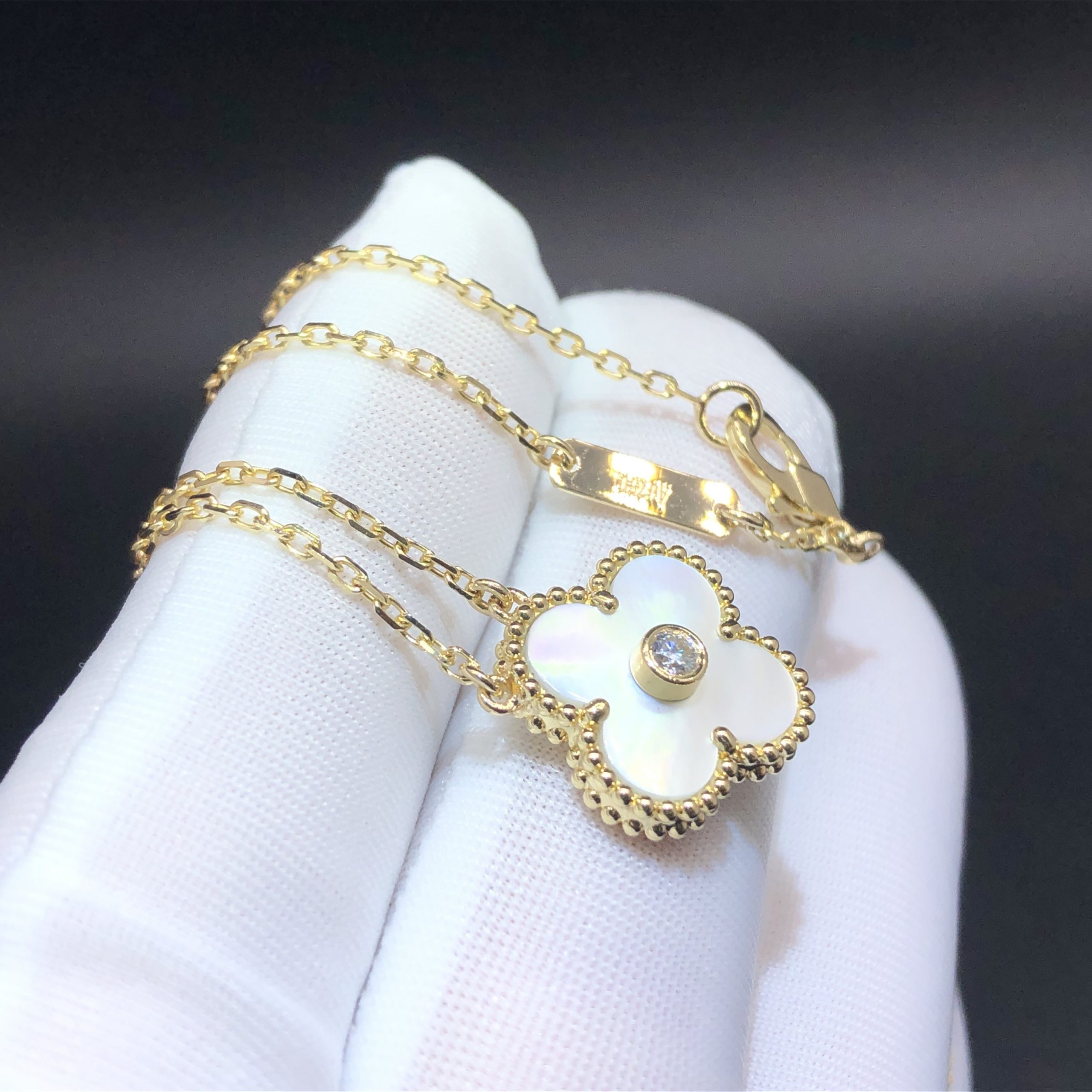 Van Cleef & Collier Arpels Vintage Alhambra fait sur mesure en or jaune 18 carats avec nacre et diamant
