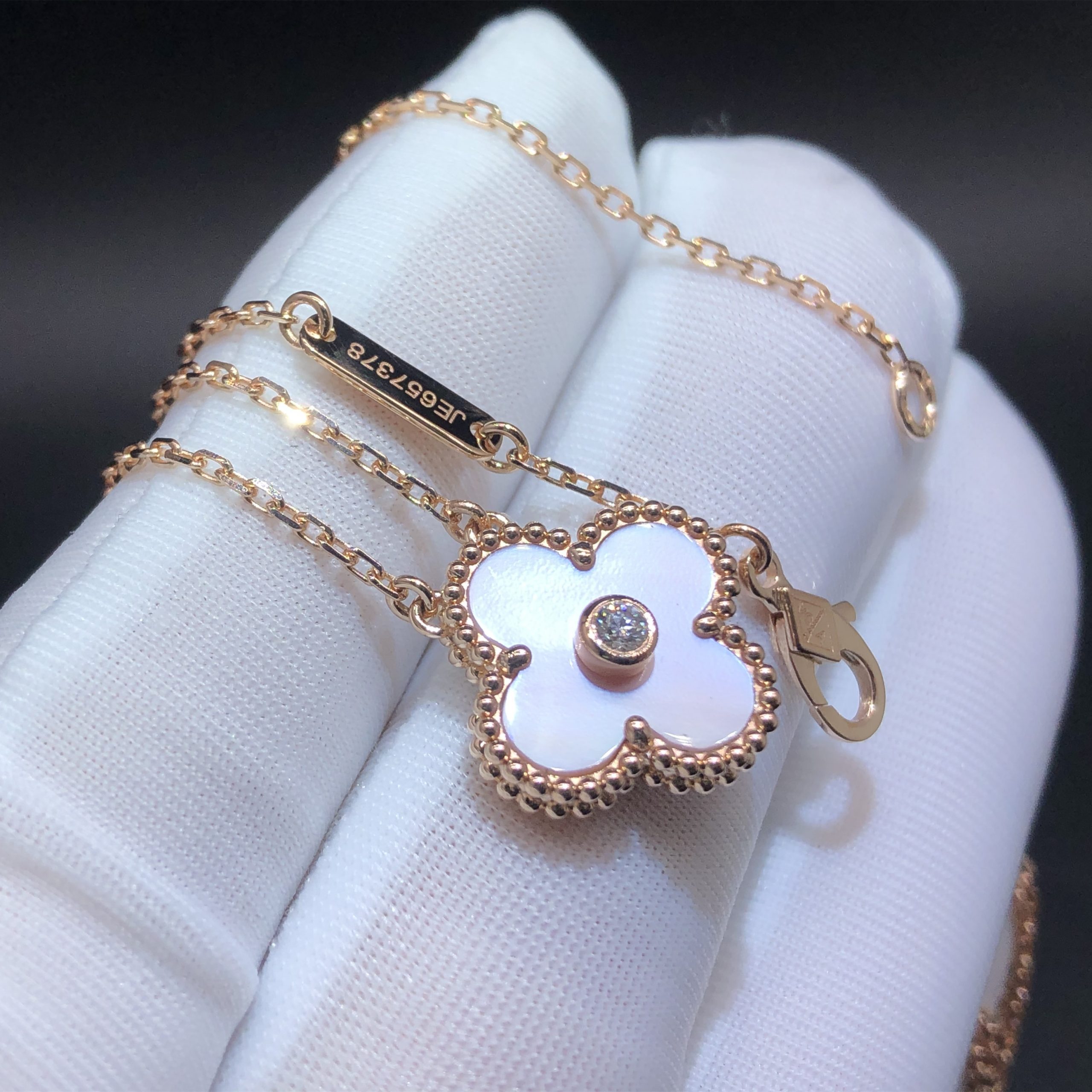 Van Cleef sur mesure & Collier Arpels Vintage Alhambra en or rose 18 carats avec nacre et diamant