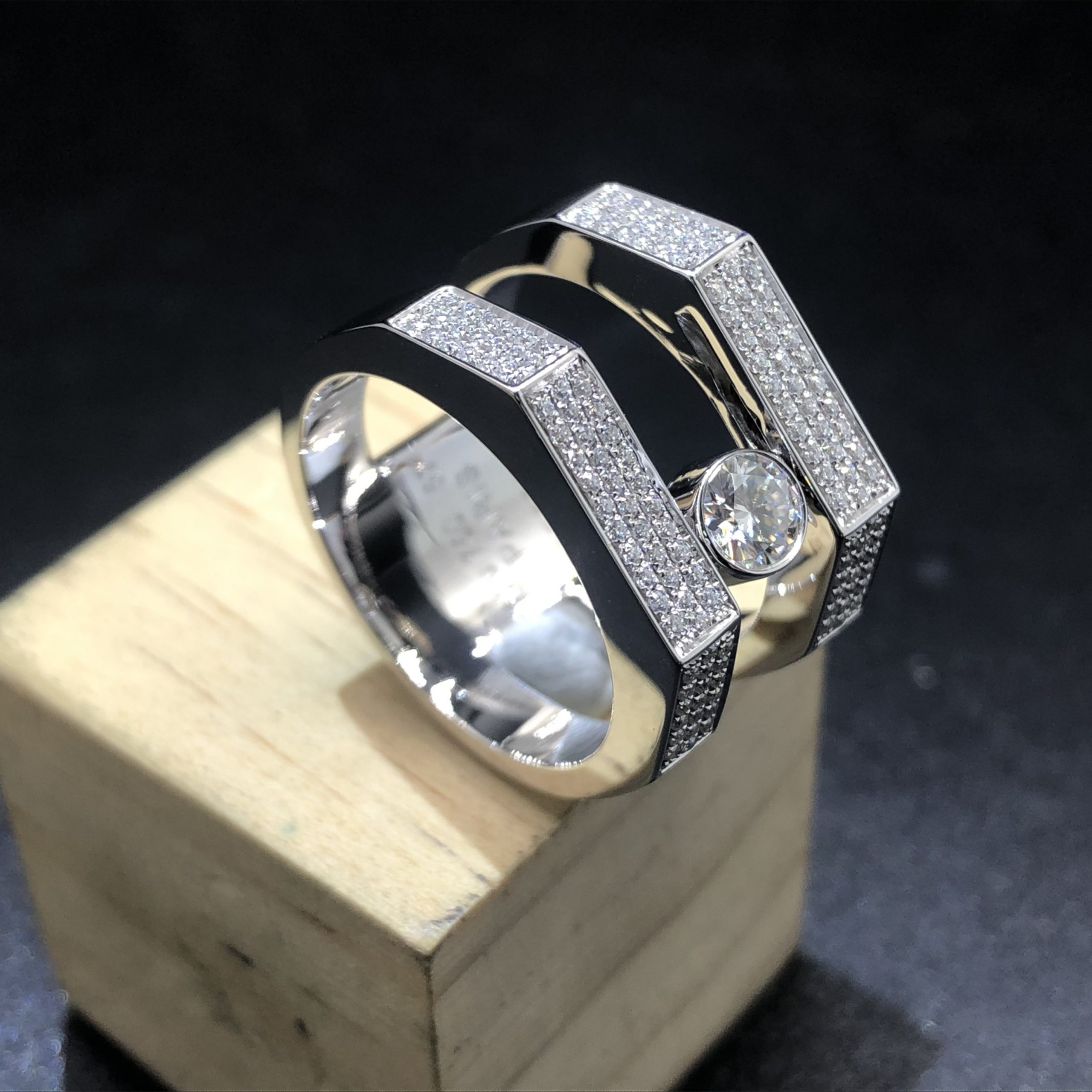 Bague moyenne Messika Move Joaillerie Pave réalisée sur mesure en or blanc massif 18 carats avec pavé de diamants