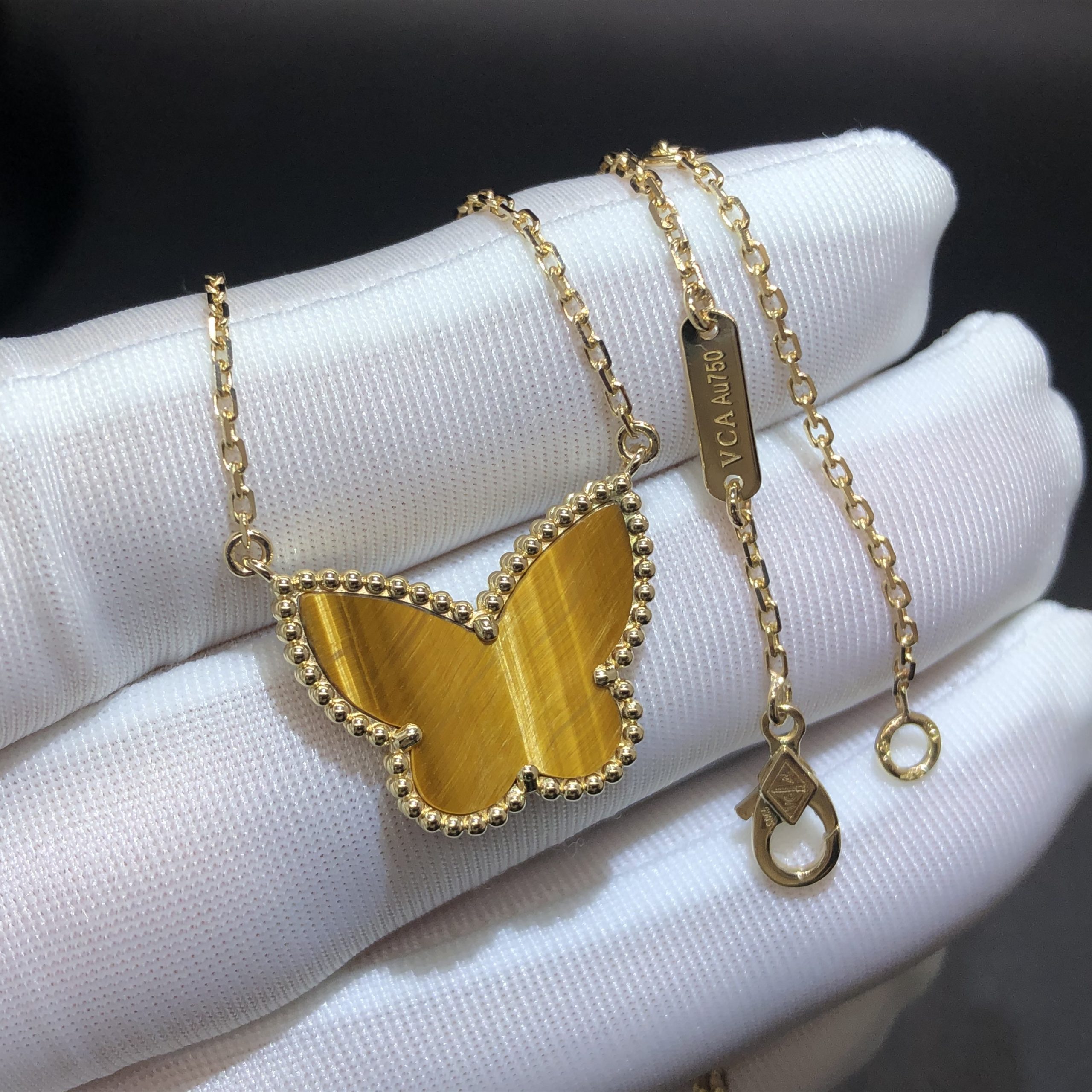 Van Cleef & Pendentif papillon Arpels Lucky Alhambra fait sur mesure en or jaune 18 carats avec oeil de tigre