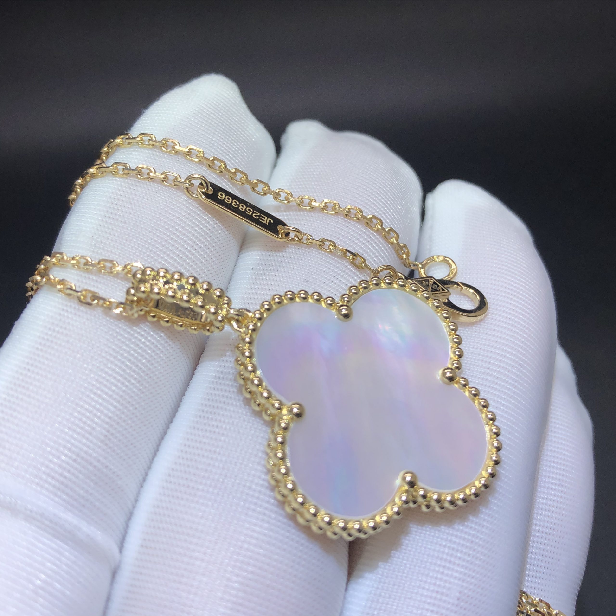 Van Cleef & Pendentif Arpels Magic Alhambra fait sur mesure en or jaune 18 carats serti de nacre