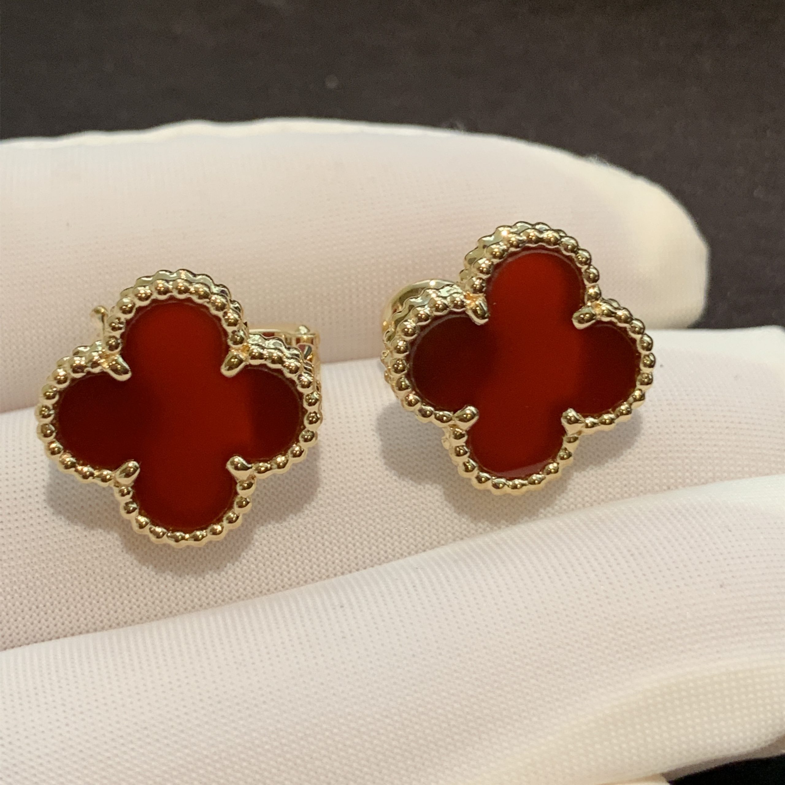 فان كليف & سماعات آربلز فينتيدج ألامبرا مصنوعة خصيصًا من الذهب الأصفر عيار 18 قيراطًا والعقيق