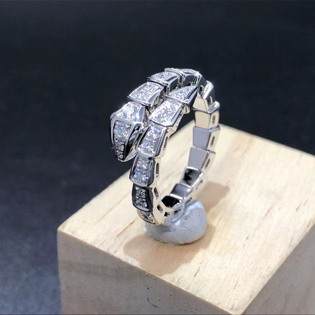 Bvlgari Serpenti Viper bague sur mesure en or blanc 18 carats et diamants pleins pavés