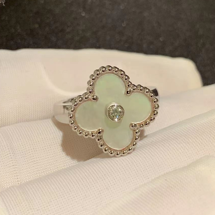 Van Cleef & Bague Alhambra Vintage Arpels sur mesure en or blanc 18 carats,Nacre avec un diamant